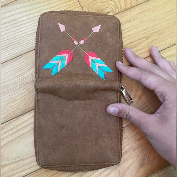 Catchfly Wallet with Arrow Design - Picture 4 of 4